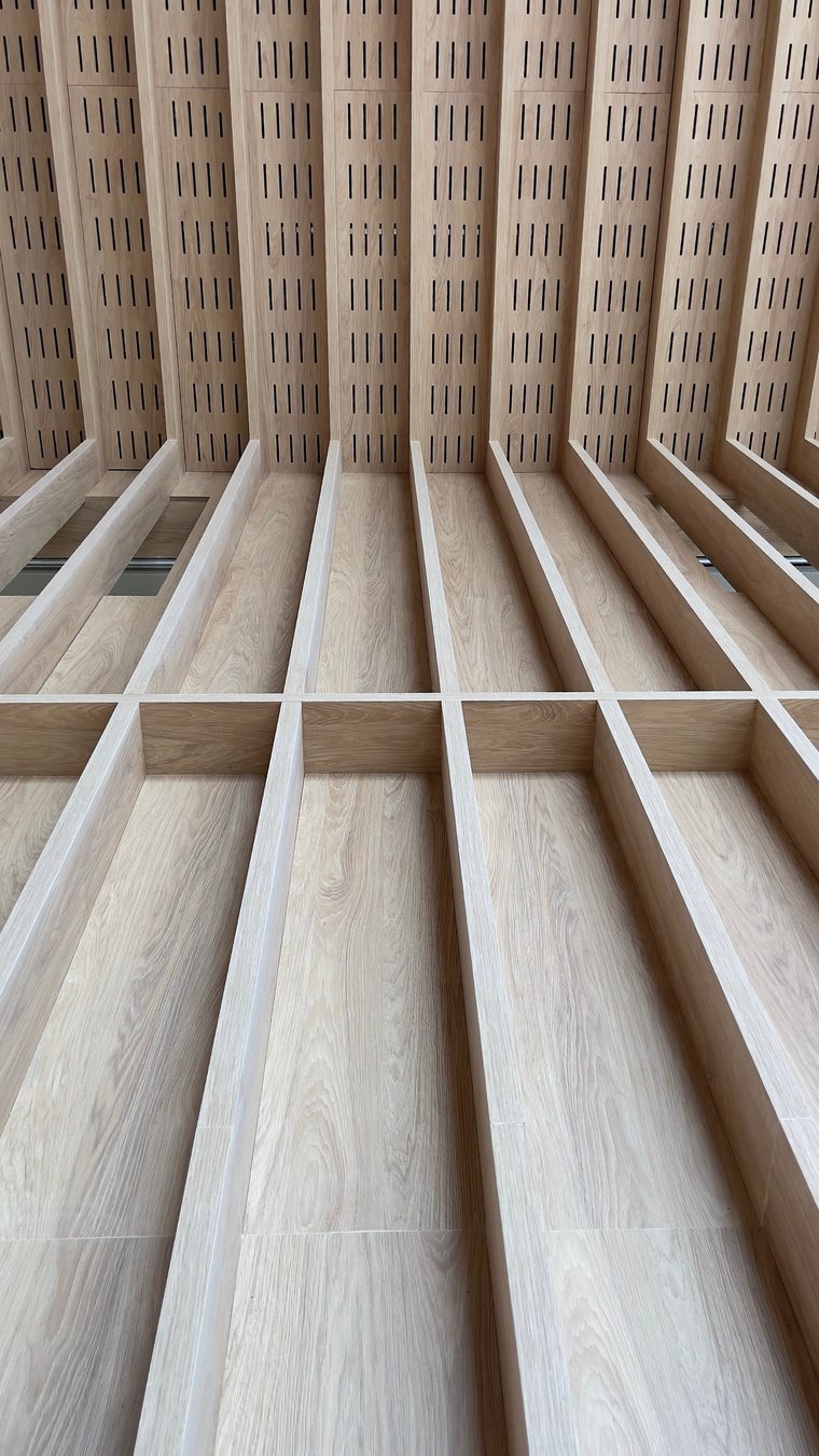 Cielorraso de madera con ranurado acústico fresado