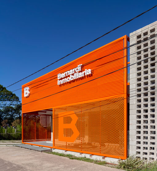 Bernardi Inmobiliaria, Colastiné: fachada corporativa perforada
